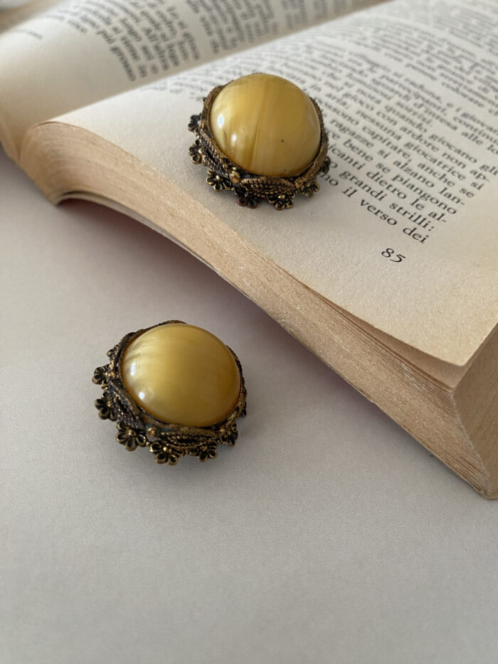 Orecchini in ottone brunito con pietra anni '50 - immagine 2