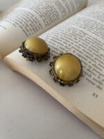 Orecchini in ottone brunito con pietra anni '50