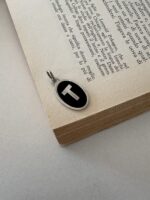 Ciondolo smaltato con T in arg. 800