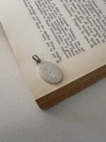 Ciondolo smaltato con T in arg. 800 - immagine 2