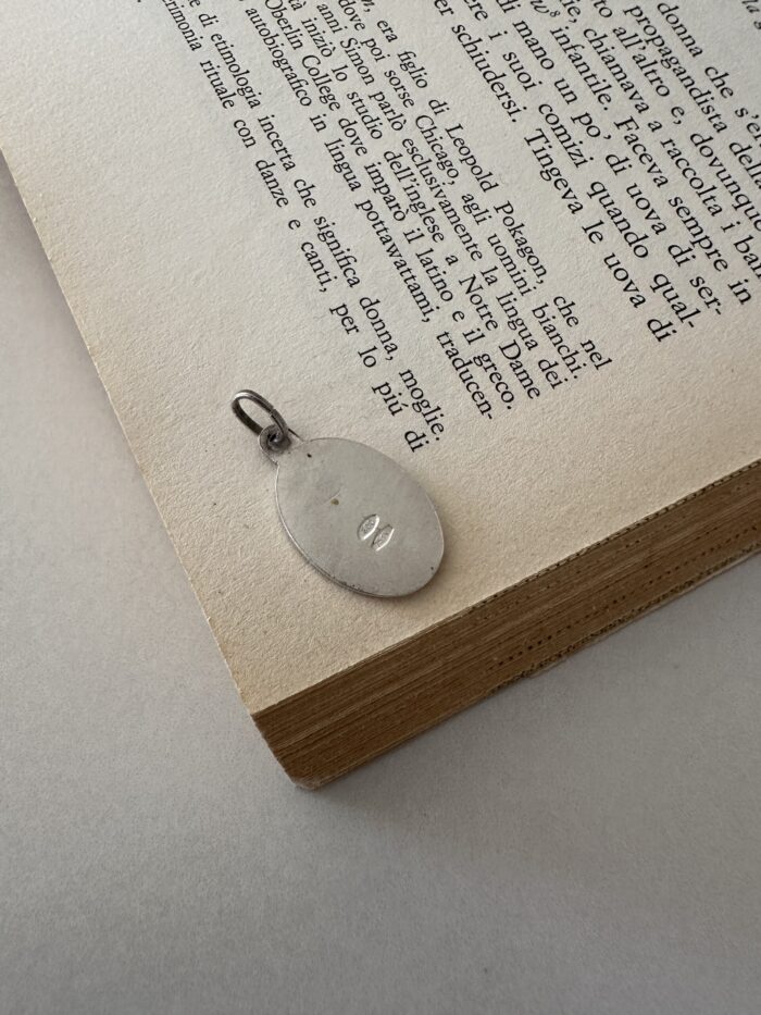 Ciondolo smaltato con T in arg. 800 - immagine 2