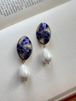 Orecchini con perla pendente e decorazione cloisonnè blu (clip)