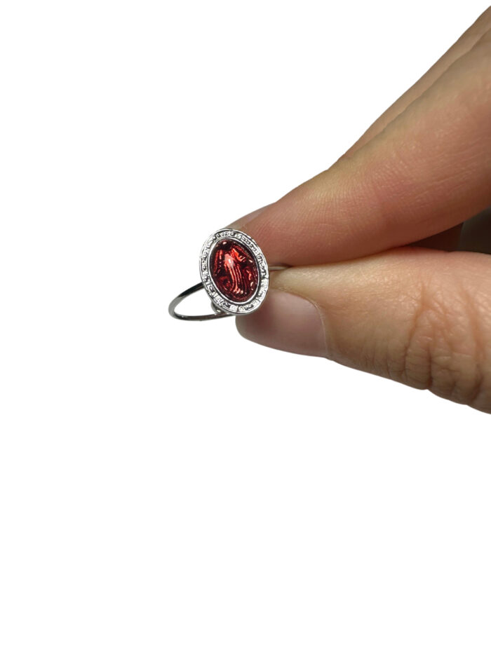Anello regolabile in acciaio con Madonnina - resina rossa - immagine 2