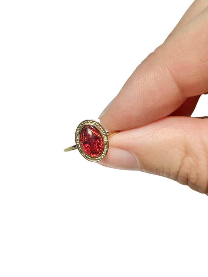 Anello regolabile in acciaio con Madonnina - resina rossa - immagine 1