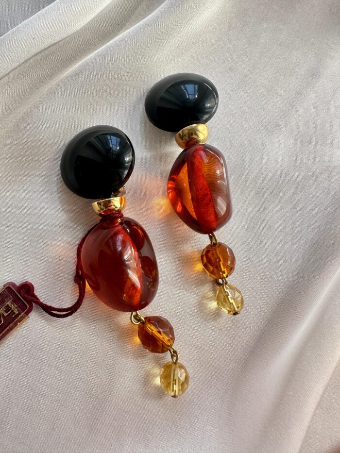 PHOTO-2025-03-19-09-26-24 Orecchini con resina pregiata miele e nera (clip) - immagine 1