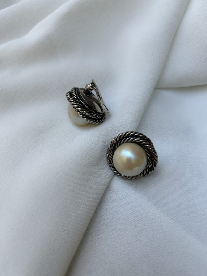 Orecchini bottone con perla color argento antico (clips) - immagine 2
