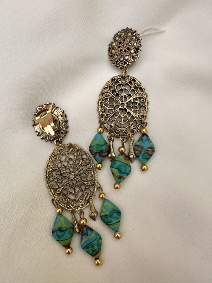 IMG_0645 Orecchini con filigrana e pendenti in resina (clip) - immagine 2