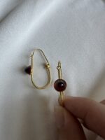 Orecchini con pietra in resina rossa