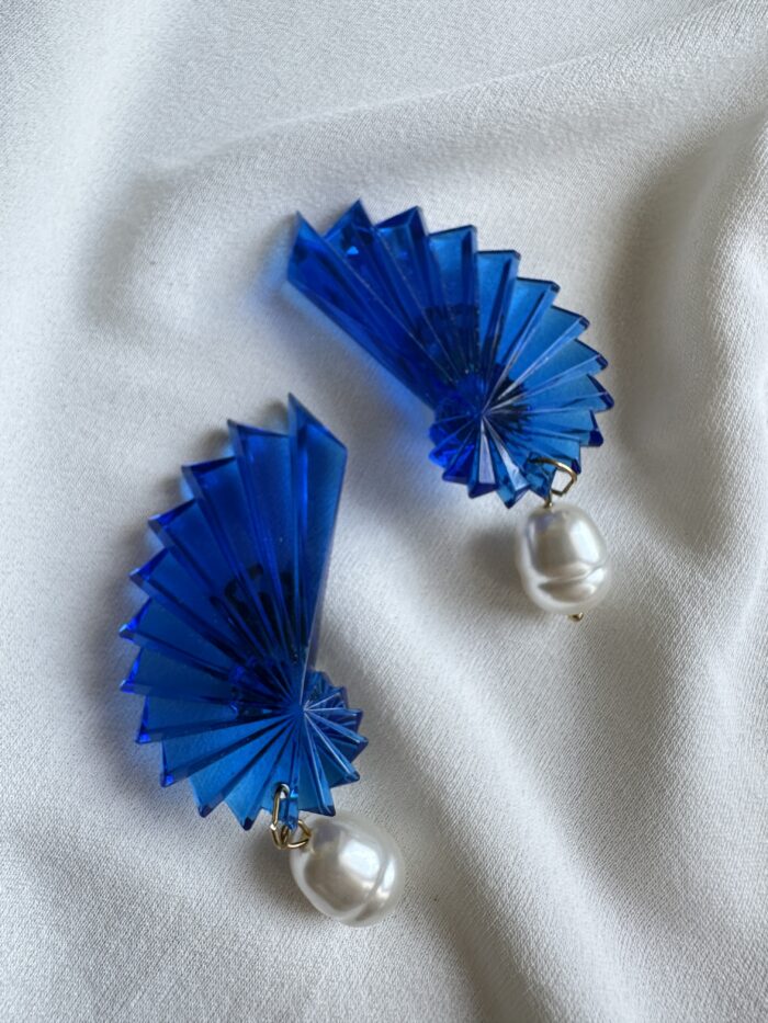 Orecchini conchiglia in resina pregiata e perle (clip) - immagine 1