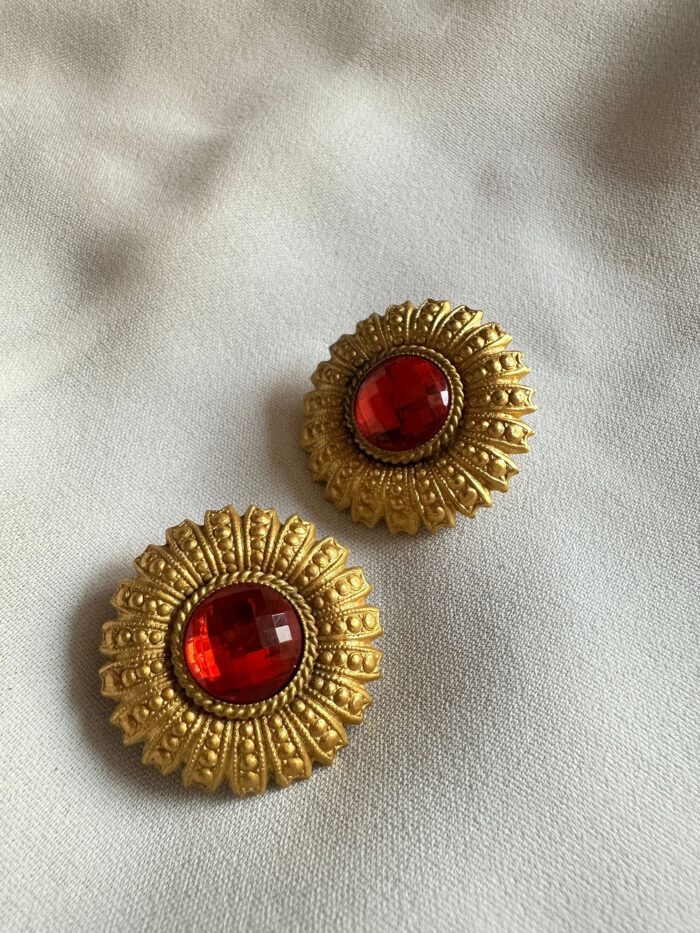 PHOTO-2025-07-28-14-39-27 6 Orecchini a bottone con resina rossa di Villani (clips) - immagine 1