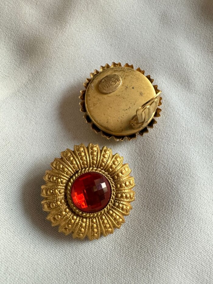 Orecchini a bottone con resina rossa di Villani (clips) - immagine 2