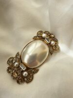 Spilla con perla big, perline e Swarovski
