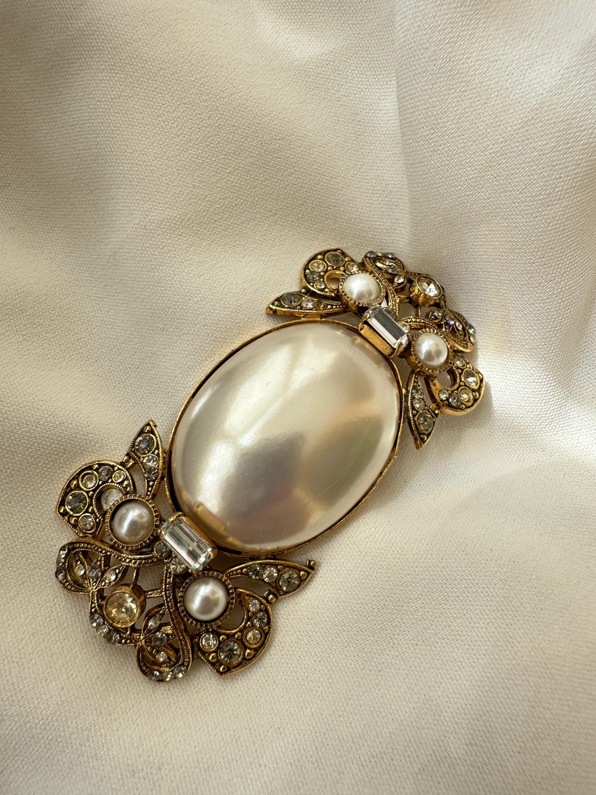 PHOTO-2025-09-17-12-00-59 Spilla con perla big, perline e Swarovski - immagine 1