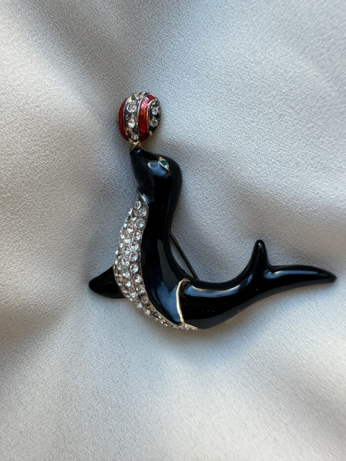 PHOTO-2025-10-07-16-42-46 2 Spilla Foca con Swarovski - immagine 1