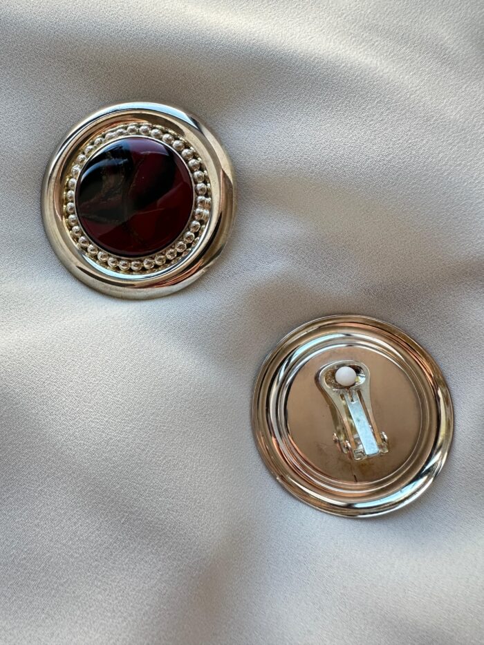 Orecchini bottone con pietra in resina bordeaux e nero (clips) - immagine 2