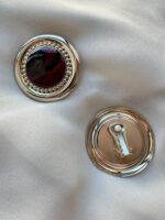 Orecchini bottone con pietra in resina bordeaux e nero (clips) - immagine 2