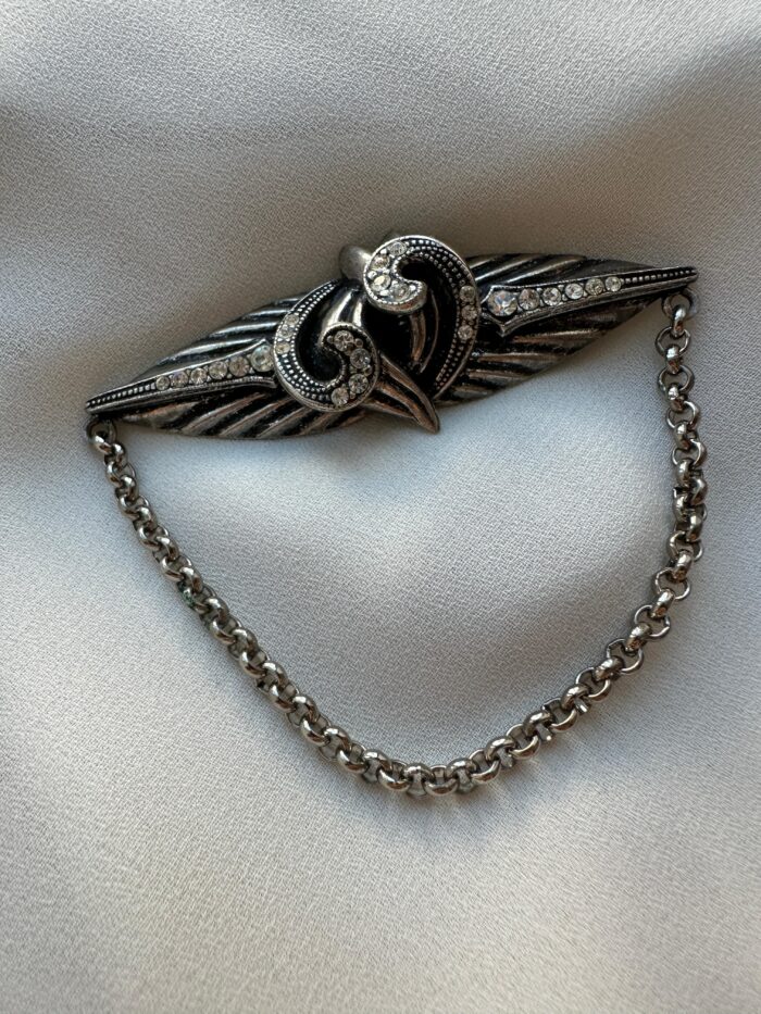 PHOTO-2025-10-07-16-42-47 3 Spilla Villani con Swarovski e catenella - immagine 1