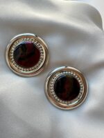 Orecchini bottone con pietra in resina bordeaux e nero (clips)