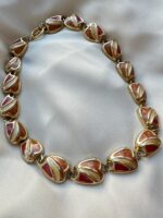 Collana smaltata con chiusura a T