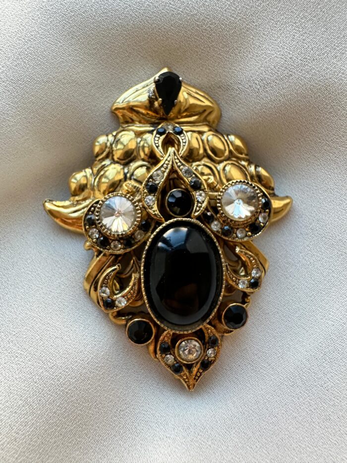 Spilla con pietre nere e Swarovski - immagine 1