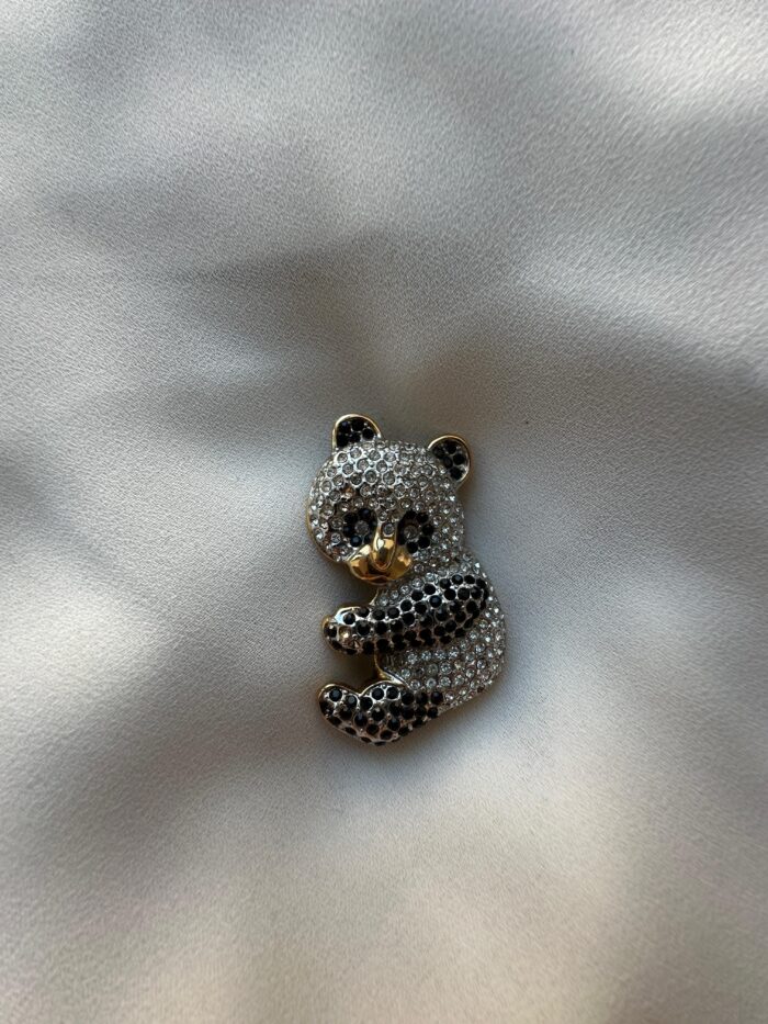 PHOTO-2025-10-07-16-43-37 2 Spilla Panda con Swarovski - immagine 1