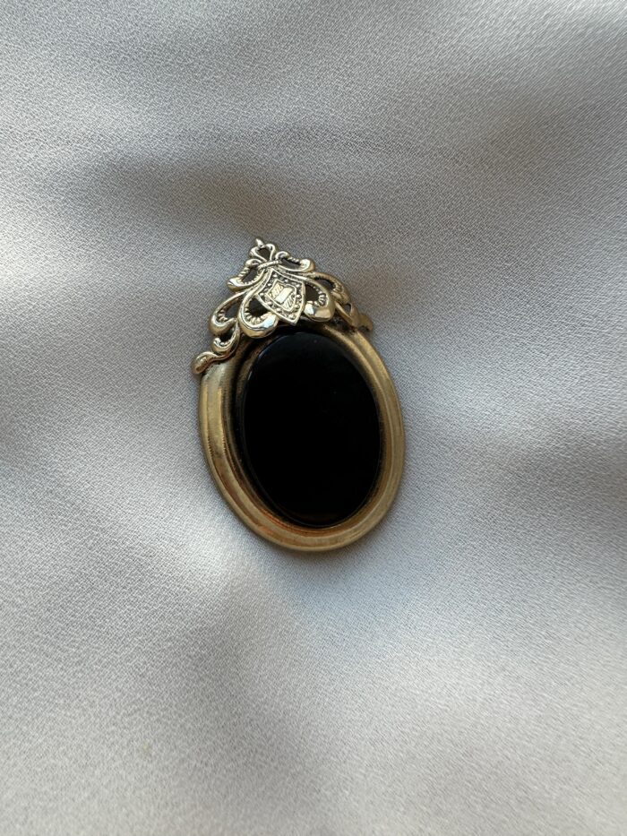 Spilla con pietra nera in resina - immagine 1