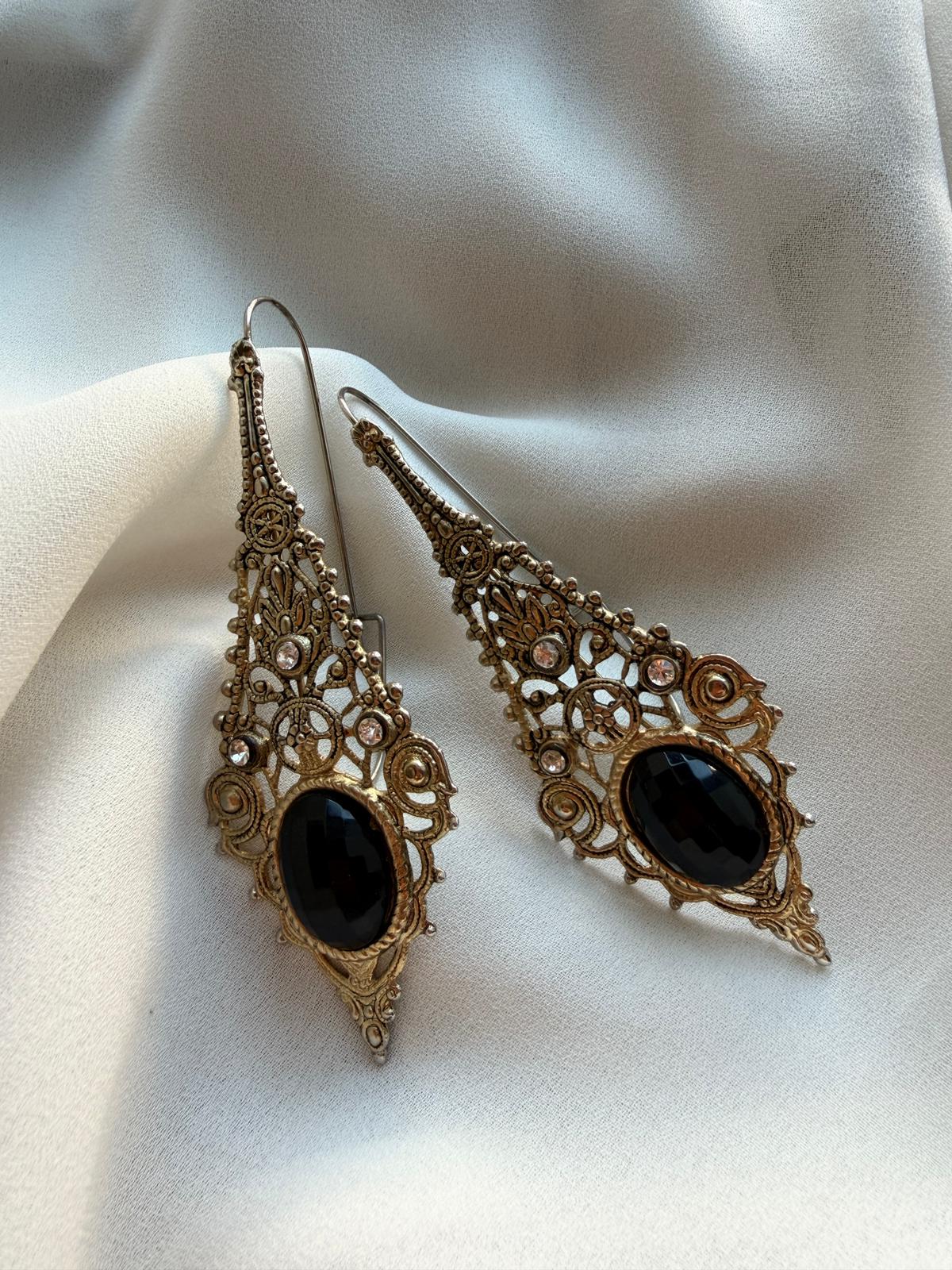 PHOTO-2025-11-14-11-56-16 2 Orecchini con filigrana e pietra in resina nera - immagine 1