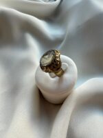 Anello in ottone con filigrana e pietra in resina trasparente