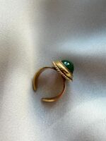 Anello in ottone con pietra in resina verde - immagine 3