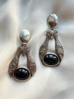 Orecchini lavorati e pietra in resina nera (perno)