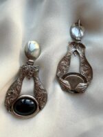 Orecchini lavorati e pietra in resina nera (perno) - immagine 2