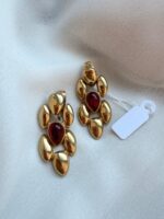 Orecchini a maglia di catena e pietra in resina rosso scuro (clips)