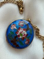 Collana con ciondolo scatolina cloisonnè ed. vintage 1920 - azzurro con fiori rosa