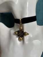 Choker con croce in ottone e perline nere sfaccettate
