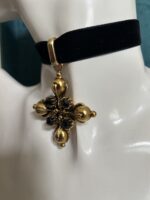 Choker con croce in ottone e perline nere sfaccettate - immagine 2