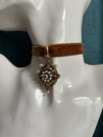 Choker con ciondolo con perline