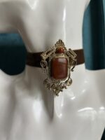 Choker con spilla vintage in resina marrone caldo - immagine 2