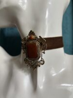 Choker con spilla vintage in resina marrone caldo