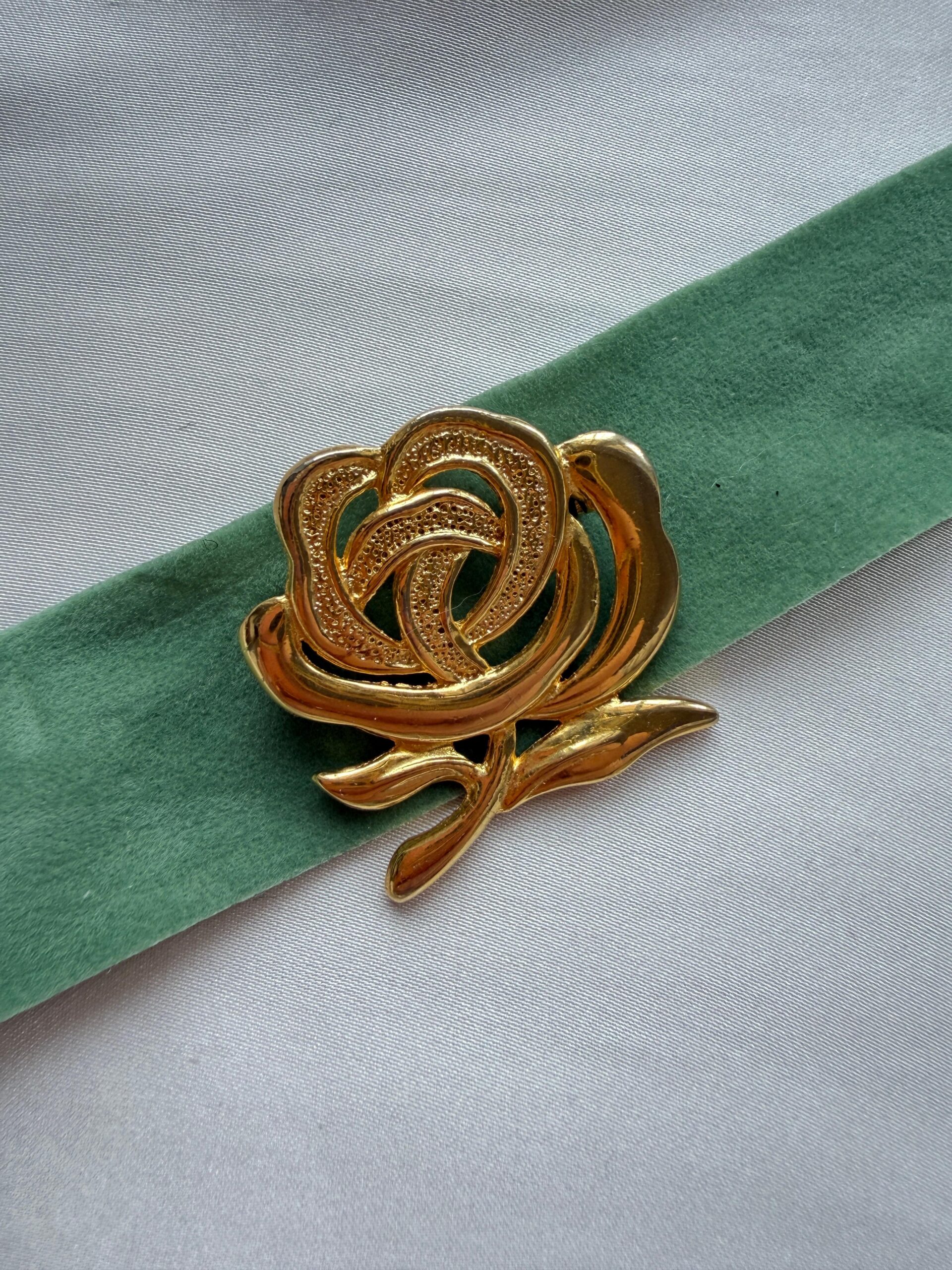 PHOTO-2026-02-28-13-47-13 2 Choker con spilla vintage a fiore - immagine 1