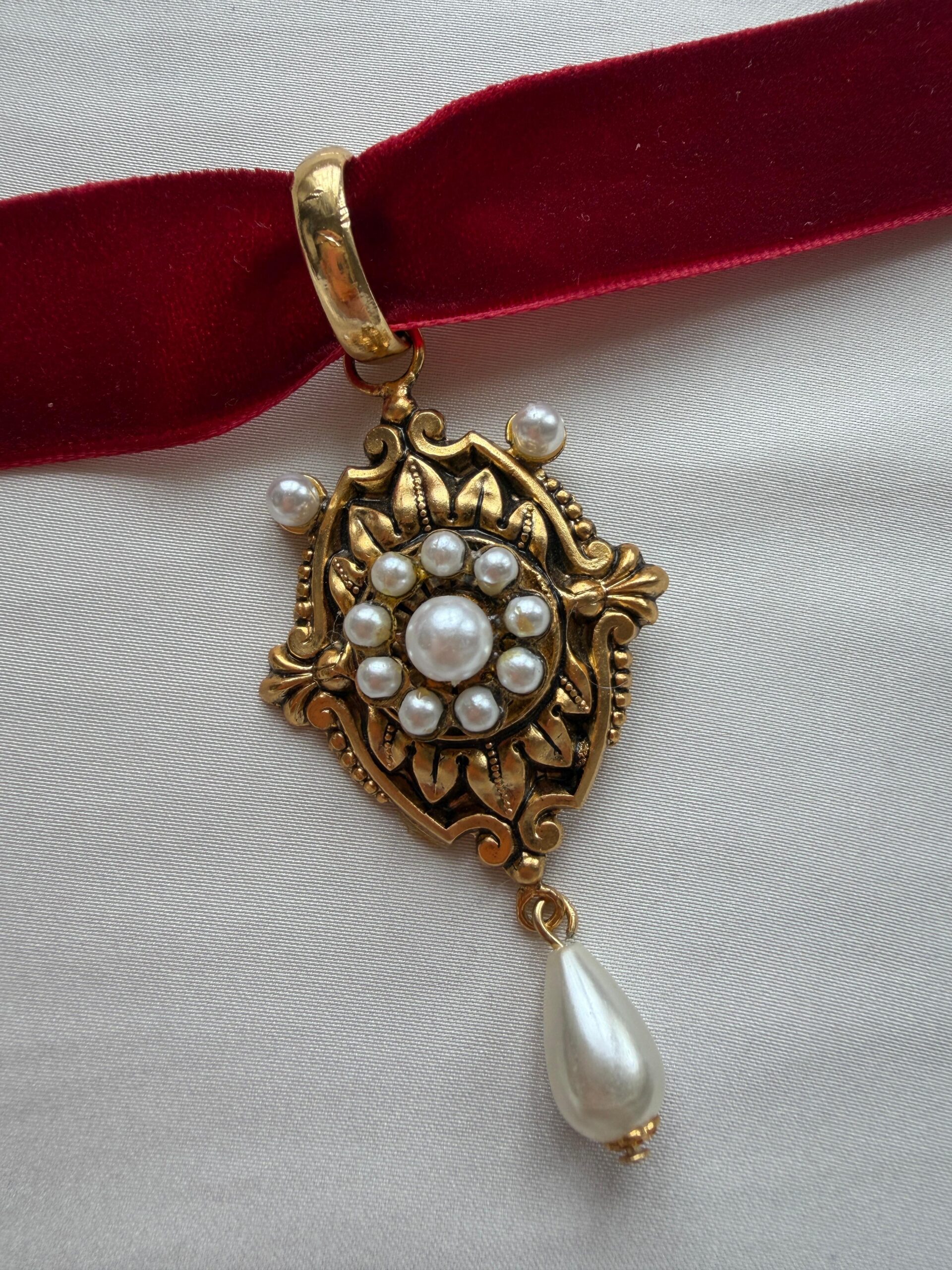 PHOTO-2026-02-28-13-47-13 3 Choker con ciondolo e perla pendente - immagine 1