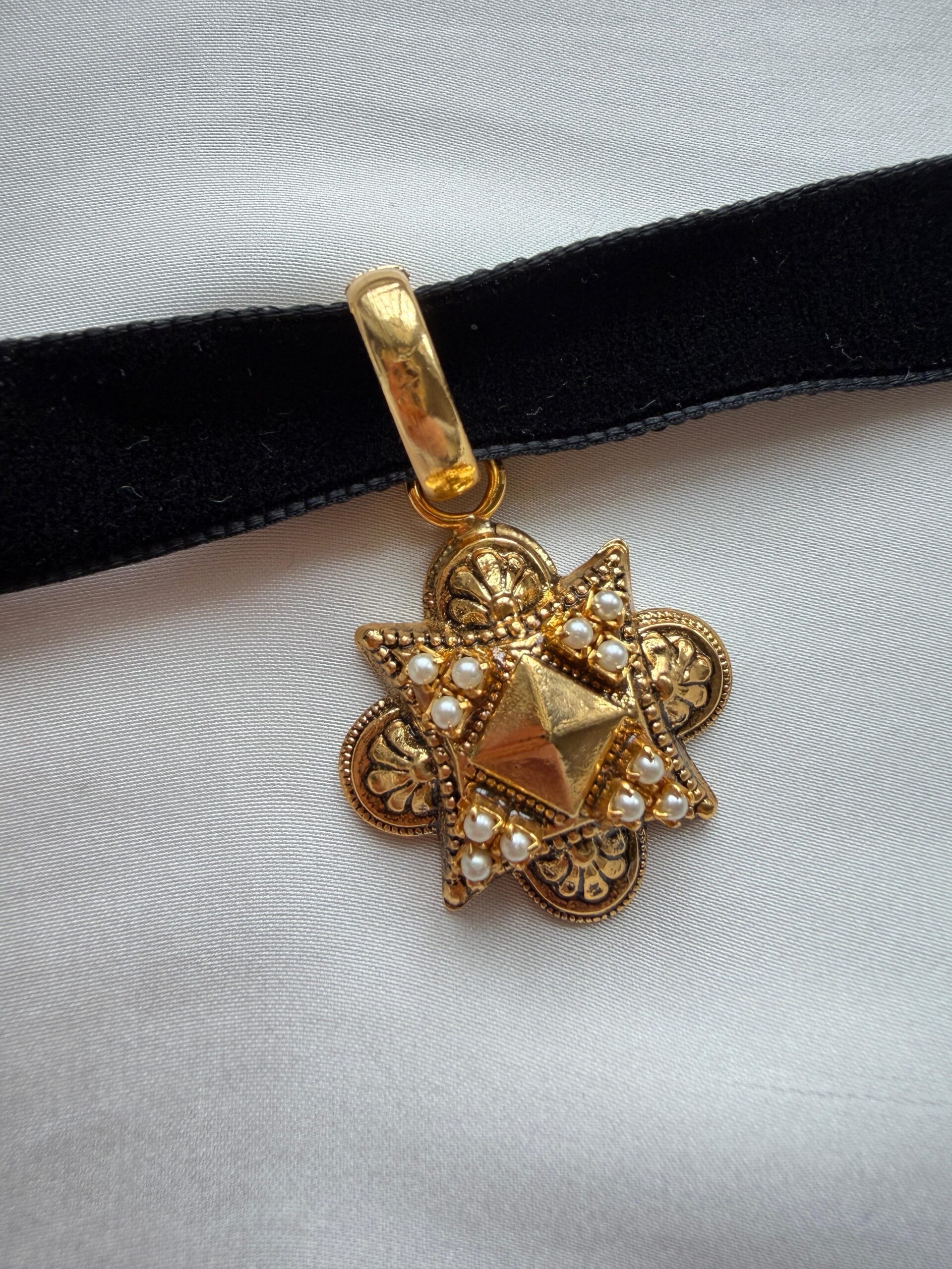 PHOTO-2026-02-28-13-47-13 Choker con ciondolo con perline - immagine 1