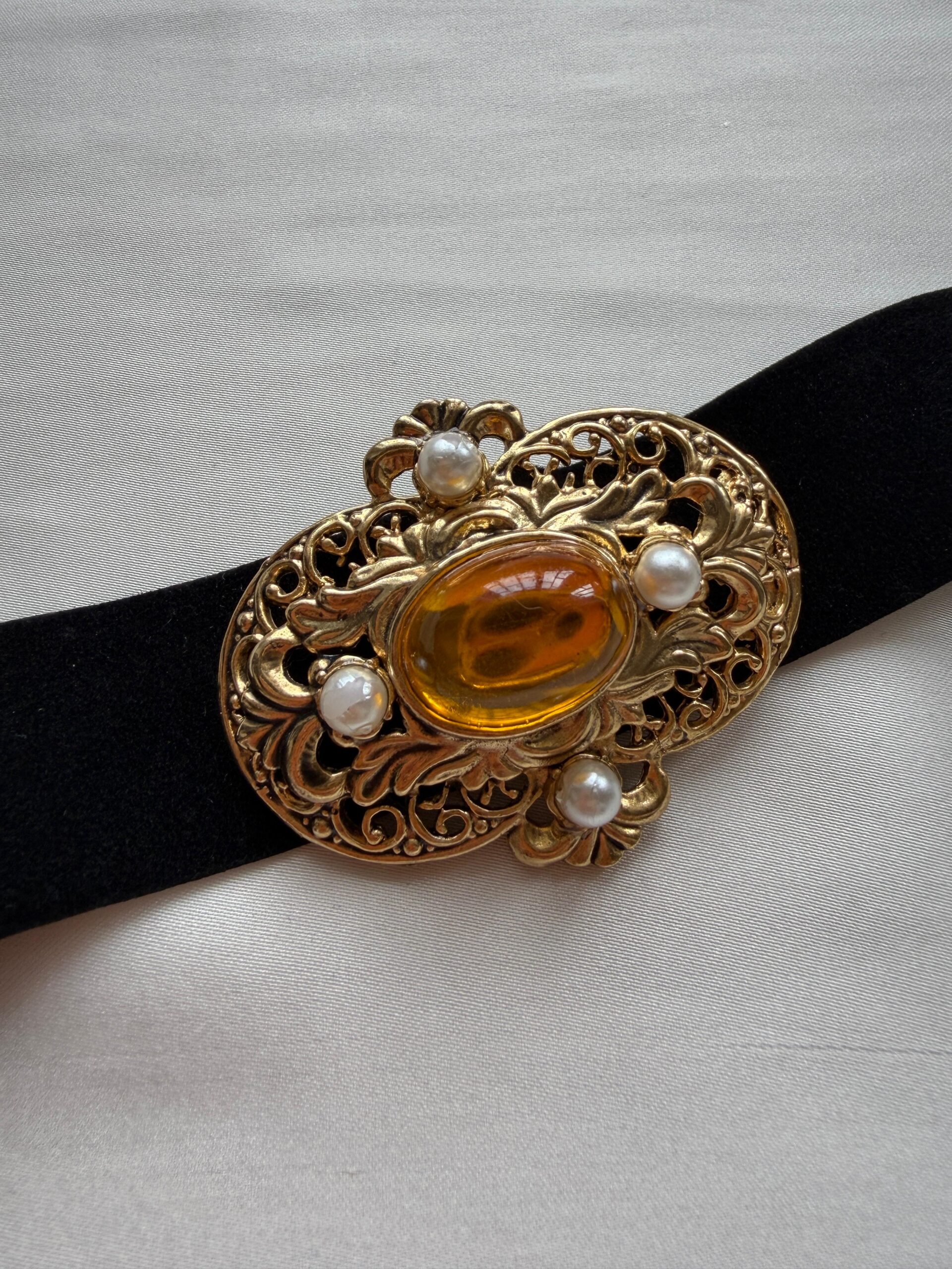 PHOTO-2026-02-28-13-47-18 2 Choker con spilla vintage con quattro perline - immagine 1