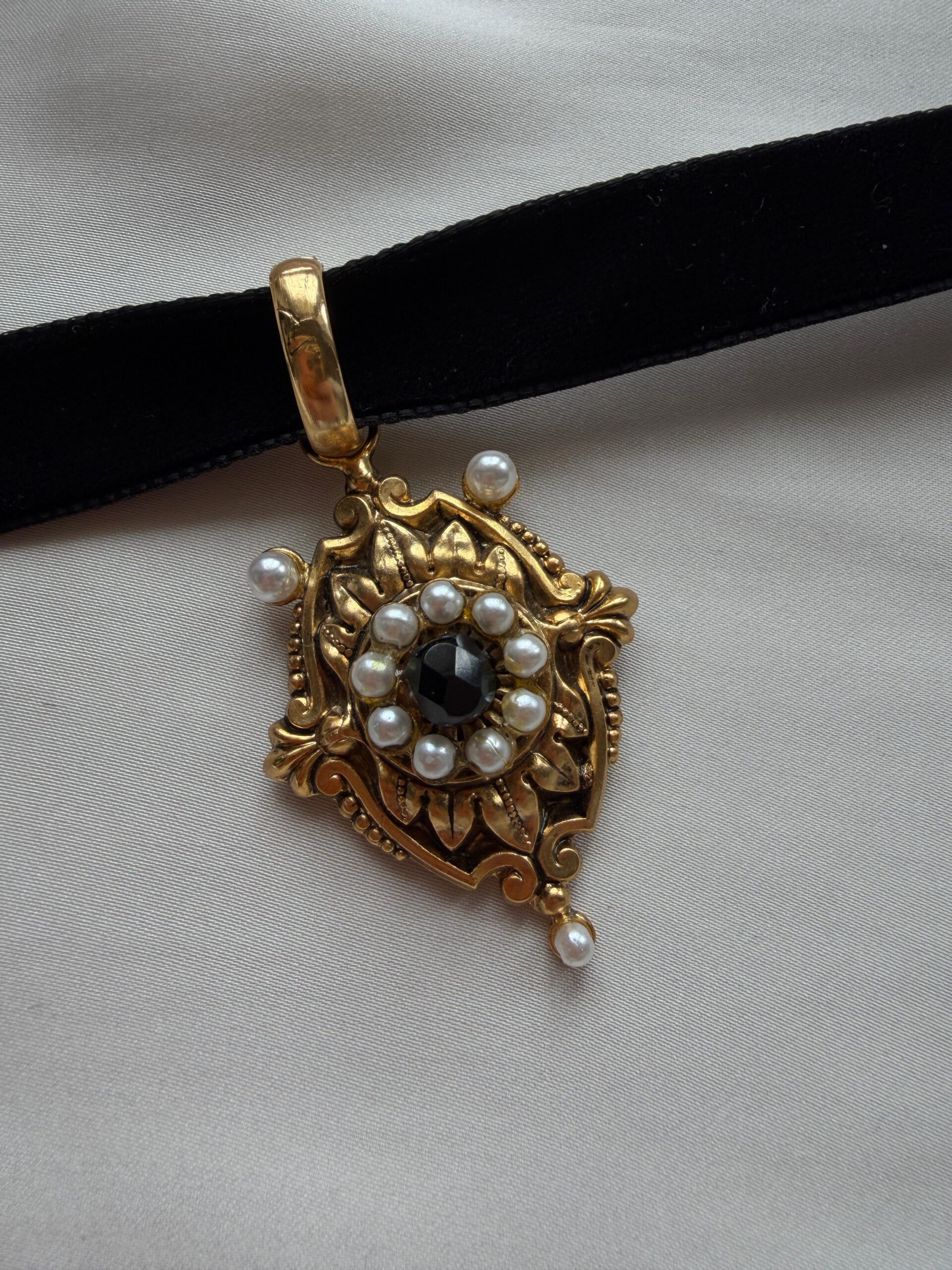 PHOTO-2026-02-28-13-47-18 3 Choker con ciondolo con perline (nero) - immagine 1