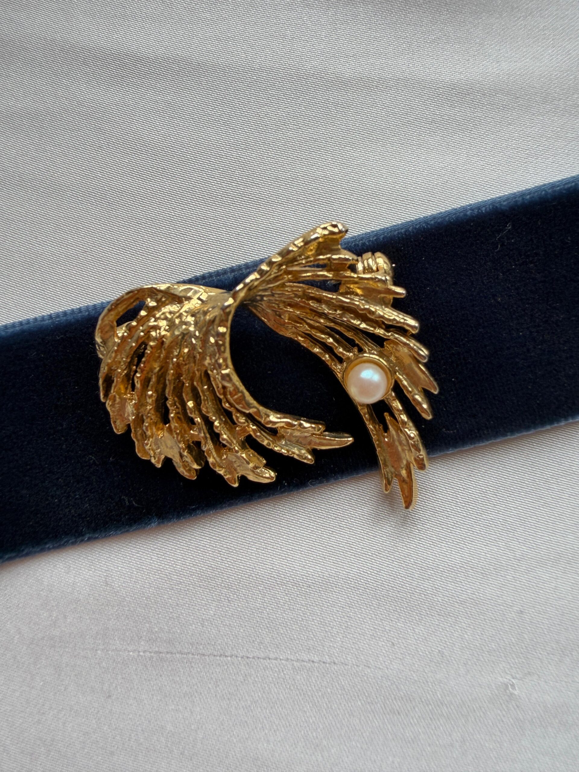 PHOTO-2026-02-28-13-47-19 2 Choker con spilla vintage con perlina (blu) - immagine 1