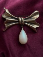 Spilla fiocco con perla pendente