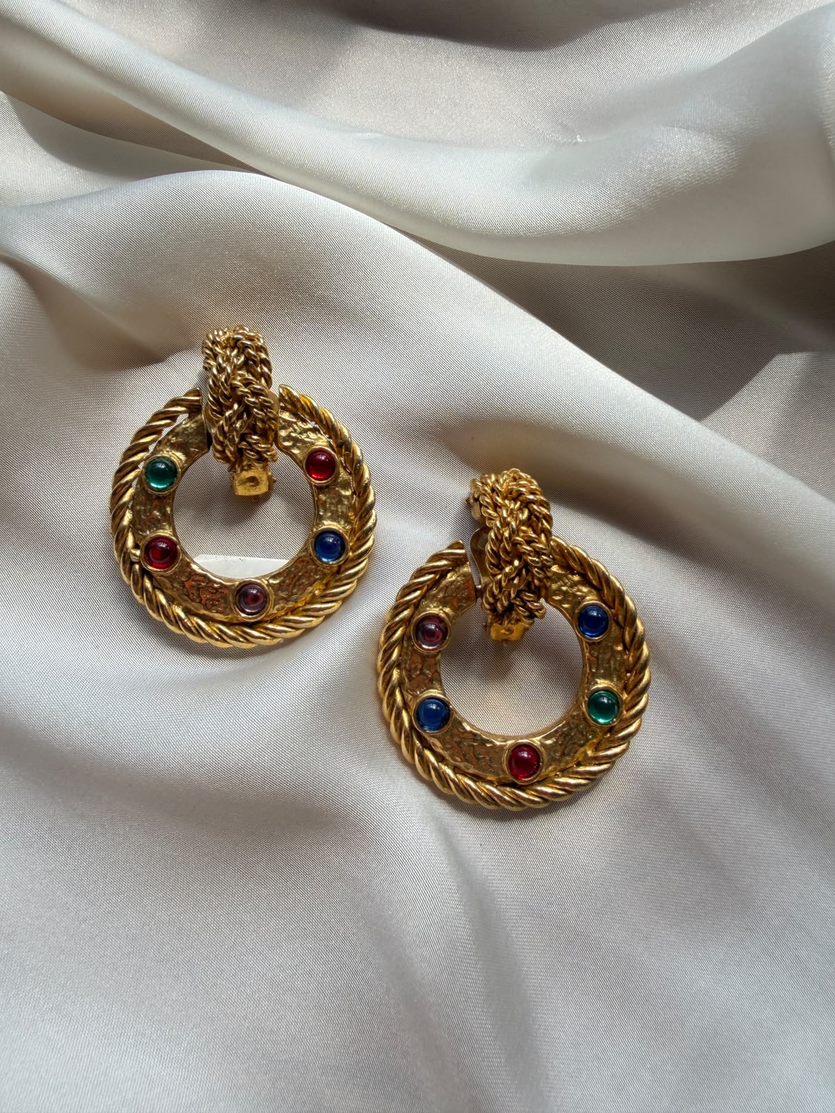 PHOTO-2026-09-21-16-38-00 5 Orecchini a cerchio con pietrine colorate (clips) - immagine 1