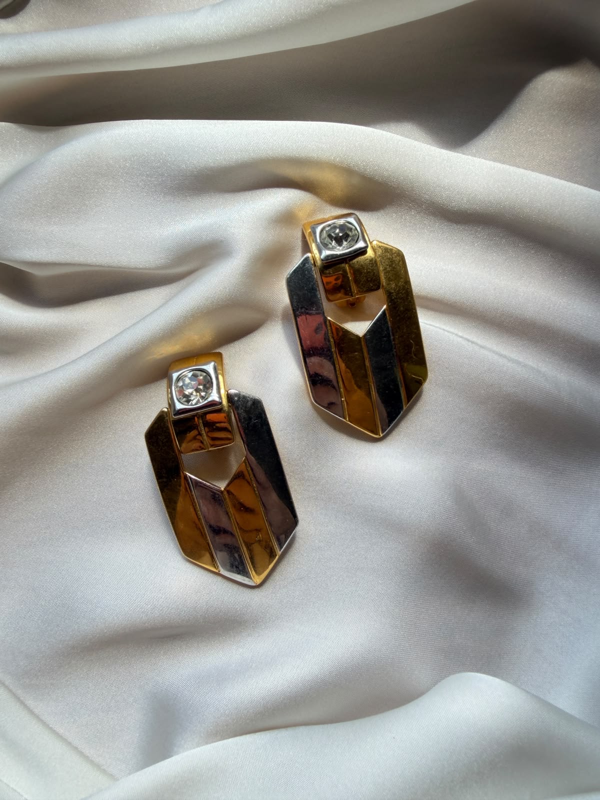 PHOTO-2026-09-21-16-38-01 4 Orecchini bicolor con Swarovski (clips) - immagine 1